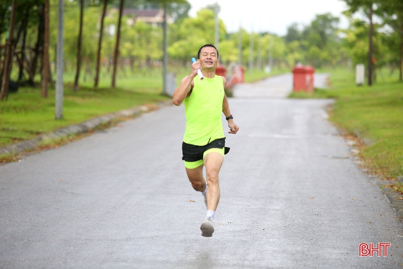 Gần 100 VĐV tham gia Giải chạy bộ phong trào “Tiếp sức cùng đồng đội”