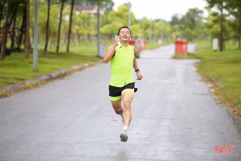 Gần 100 VĐV tham gia Giải chạy bộ phong trào “Tiếp sức cùng đồng đội”
