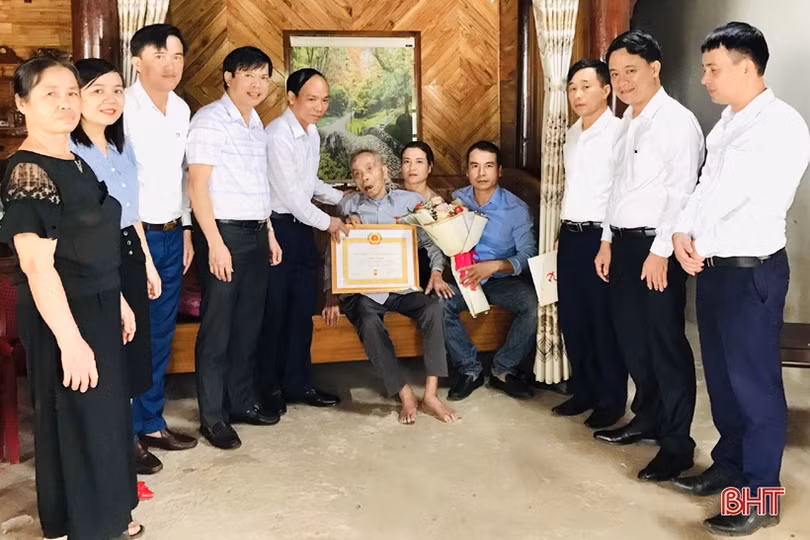 Hương Sơn trao Huy hiệu 65, 75 năm tuổi Đảng cho các đảng viên