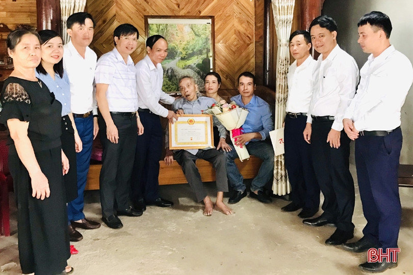 Hương Sơn trao Huy hiệu 65, 75 năm tuổi Đảng cho các đảng viên