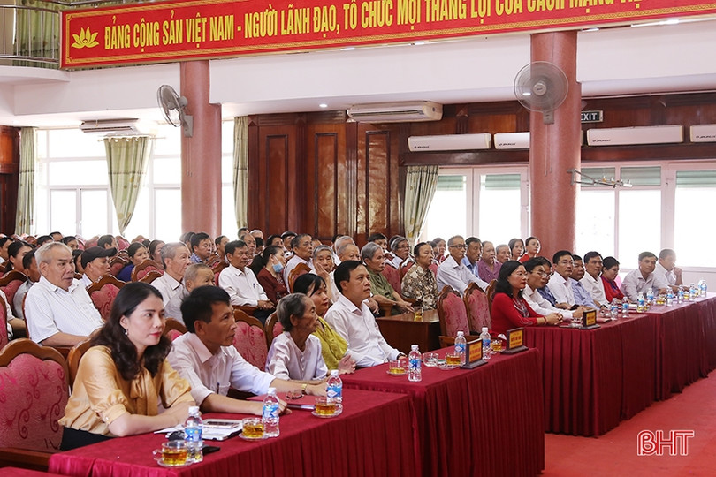 Thạch Hà trao Huy hiệu Đảng cho 182 đảng viên