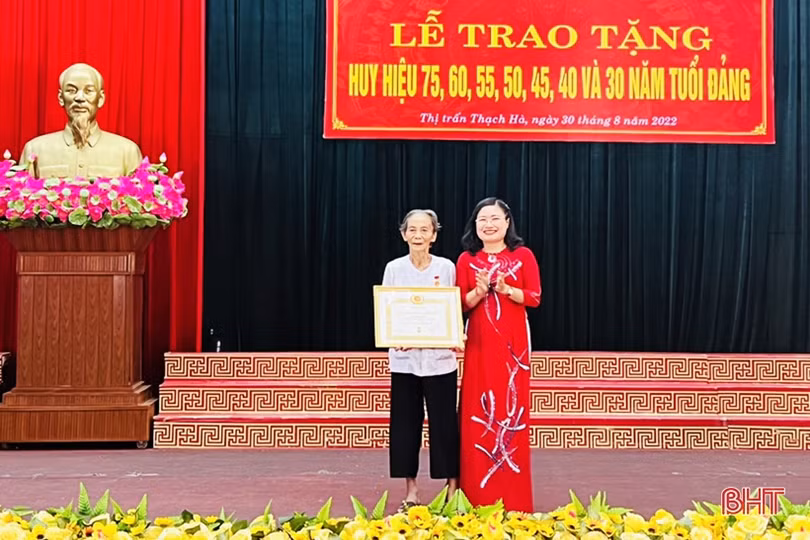 Thạch Hà trao Huy hiệu Đảng cho 182 đảng viên