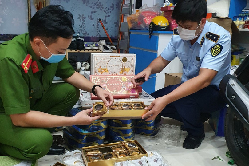 Lưc lượng chức năng kiểm tra cơ sở kinh doanh bánh trung thu tại Hà Đông (Hà Nội). Bộ Công an cảnh báo bánh trung thu bẩn