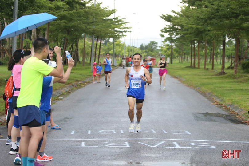 Gần 100 VĐV tham gia Giải chạy bộ phong trào “Tiếp sức cùng đồng đội”