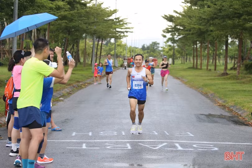 Gần 100 VĐV tham gia Giải chạy bộ phong trào “Tiếp sức cùng đồng đội”