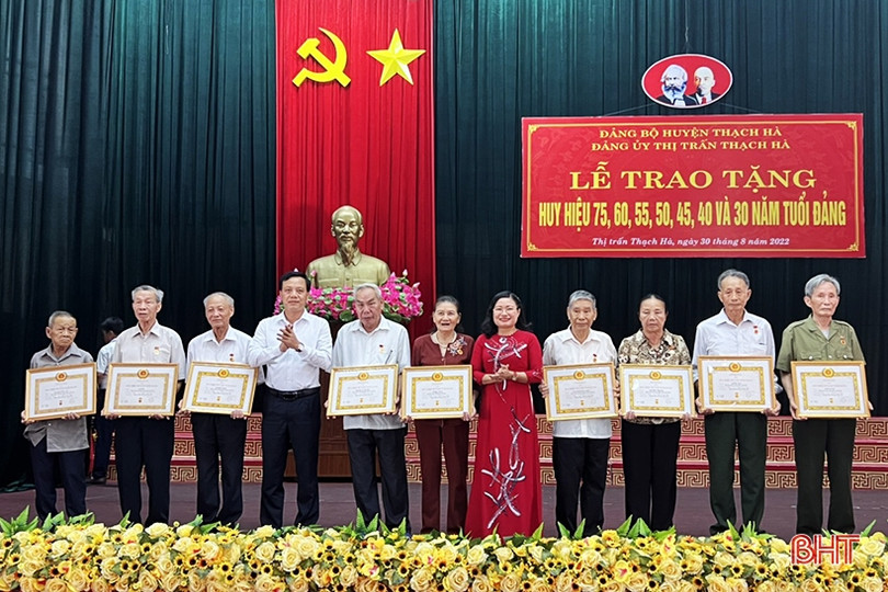 Thạch Hà trao Huy hiệu Đảng cho 182 đảng viên