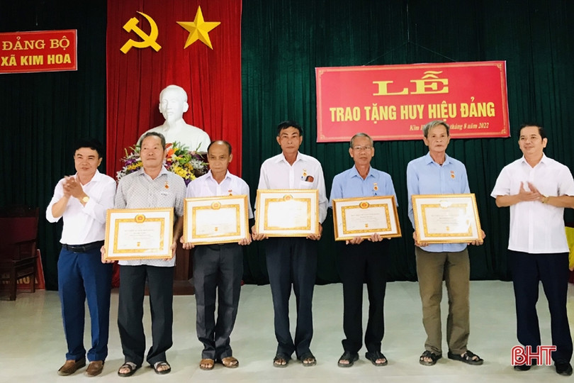 Hương Sơn trao huy hiệu Đảng cho 174 đảng viên