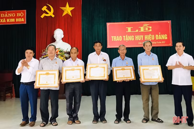 Hương Sơn trao huy hiệu Đảng cho 174 đảng viên