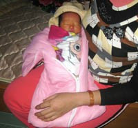 Cháu bé mới sinh được 3 ngày tuổi chưa kịp đặt tên thì nay mất cả cha lẫn mẹ.