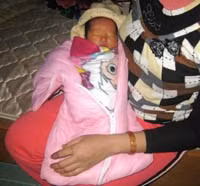 Cháu bé mới sinh được 3 ngày tuổi chưa kịp đặt tên thì nay mất cả cha lẫn mẹ.