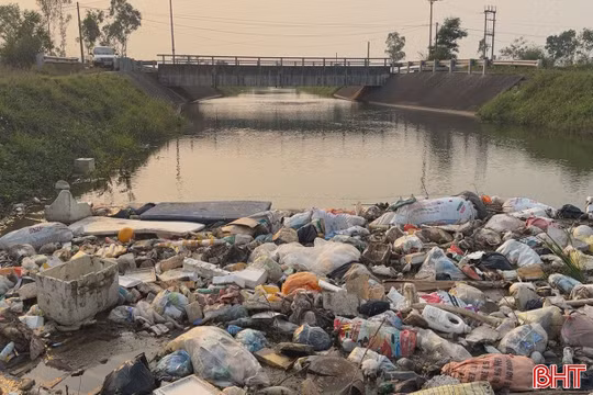 Kênh dẫn nước thành kênh... chứa rác!