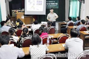 Thạc sỹ Vũ Thế Cường - giảng viên Học viện BC&TT truyền đạt đạt, trao đổi nghiệp vụ báo mạng điện tử với các học viên.