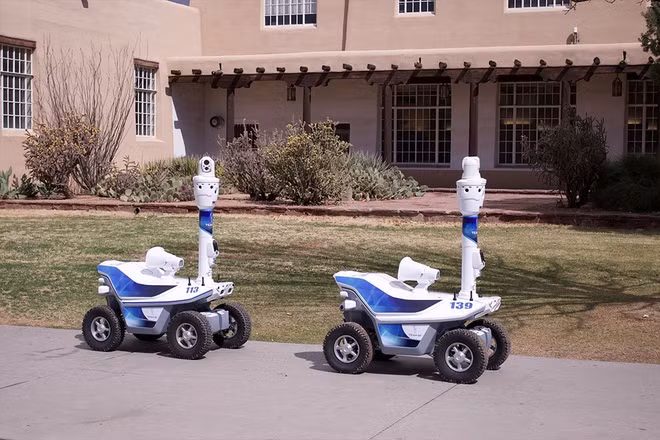 Trường học dùng robot thông minh thay cho bảo vệ