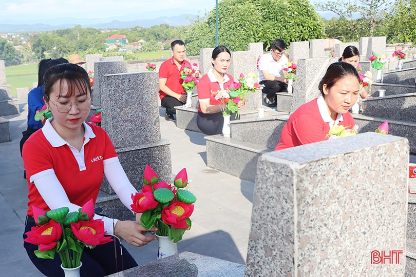 Tuổi trẻ Hà Tĩnh dâng hàng nghìn đóa hoa lên mộ liệt sỹ