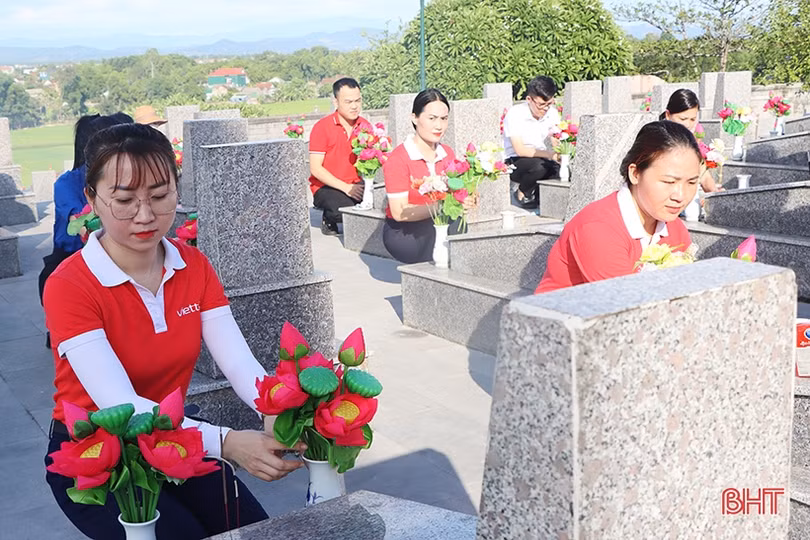 Tuổi trẻ Hà Tĩnh dâng hàng nghìn đóa hoa lên mộ liệt sỹ