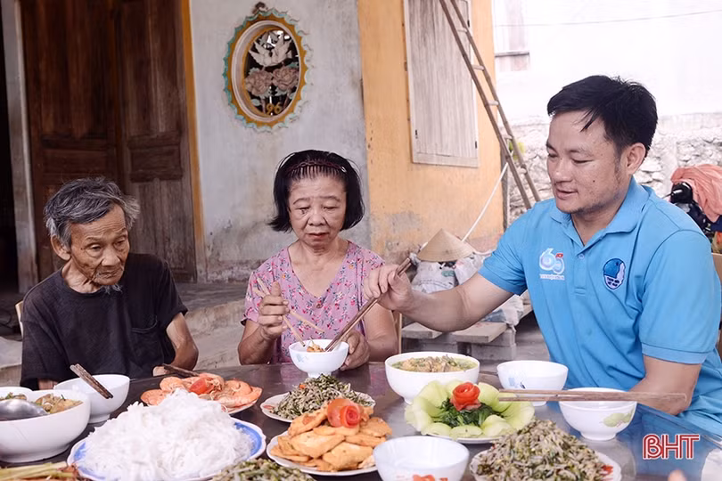 “Bữa cơm nghĩa tình” ấm lòng cựu thanh niên xung phong