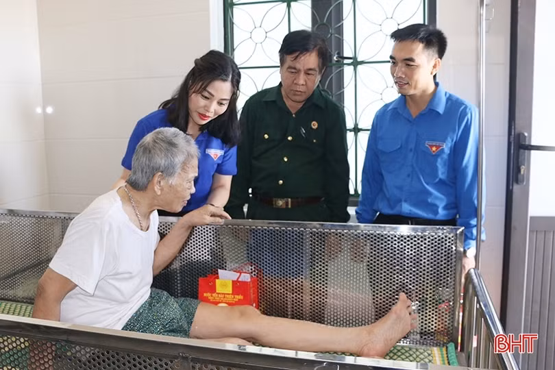 Tuổi trẻ Đoàn Khối CCQ&DN tỉnh khám, cấp phát thuốc miễn phí cho người có công