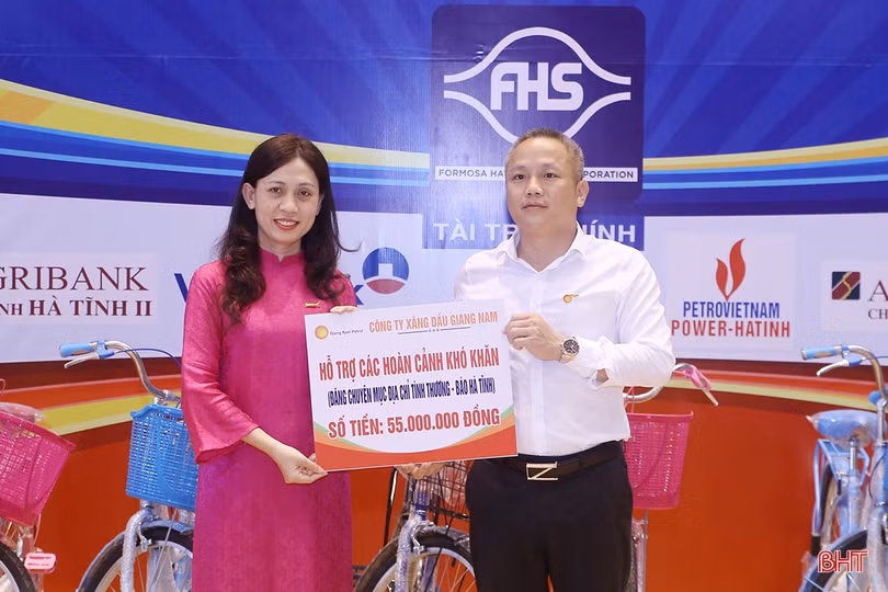 Công ty TNHH Xăng dầu Giang Nam trao quà cho các hoàn cảnh khó khăn