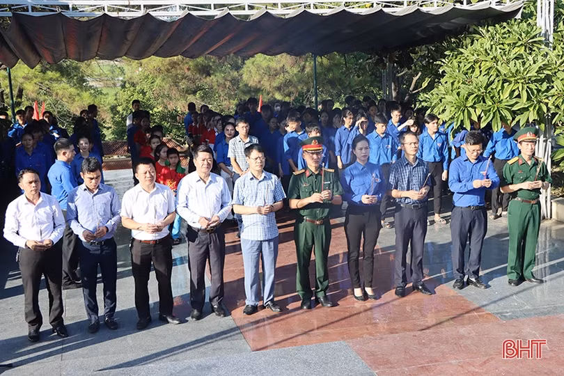 Tuổi trẻ Hà Tĩnh dâng hàng nghìn đóa hoa lên mộ liệt sỹ