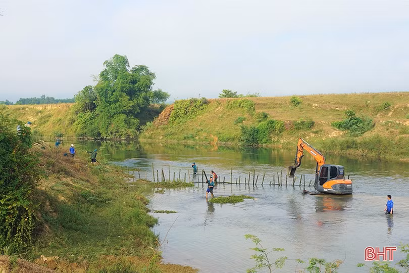 Dựng kè nắn dòng chảy sông Ngàn Sâu, chống sạt lở vườn hộ gia đình liệt sỹ