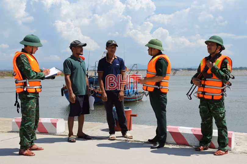 Bắt giữ 2 tàu cá sử dụng lưới giã cào gắn xung kích điện