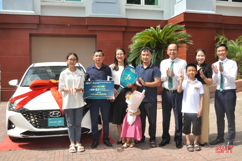 BIDV Hà Tĩnh trao ôtô Hyundai Accent cho khách hàng trúng thưởng
