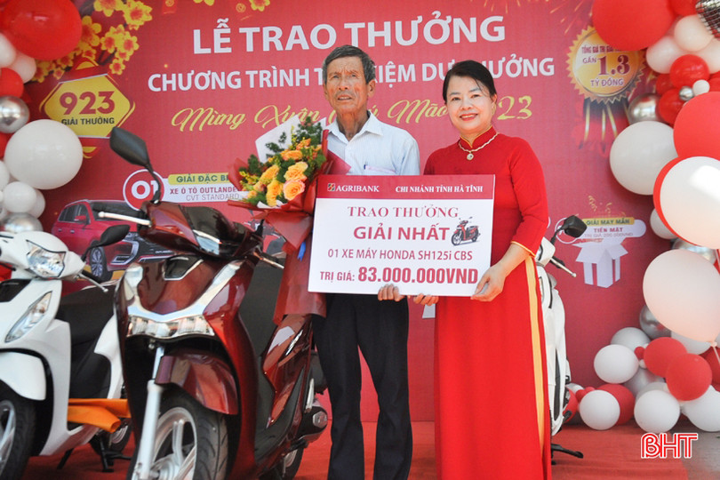Agribank Chi nhánh tỉnh Hà Tĩnh trao ôtô 800 triệu đồng cho khách hàng trúng thưởng