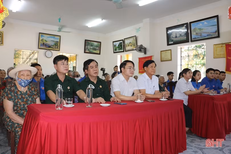 Tuổi trẻ Đoàn Khối CCQ&DN tỉnh khám, cấp phát thuốc miễn phí cho người có công