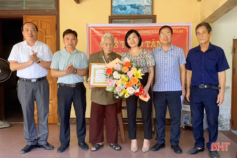 Trao tặng Huy hiệu 75 năm tuổi Đảng cho đảng viên ở Đức Thọ