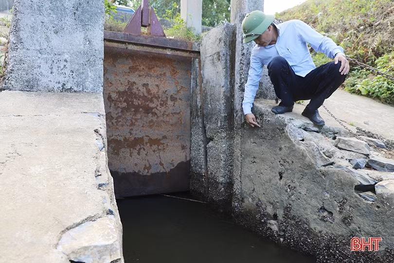 Nắng nóng kéo dài, mực nước nhiều hồ đập ở Hà Tĩnh... chạm đáy!