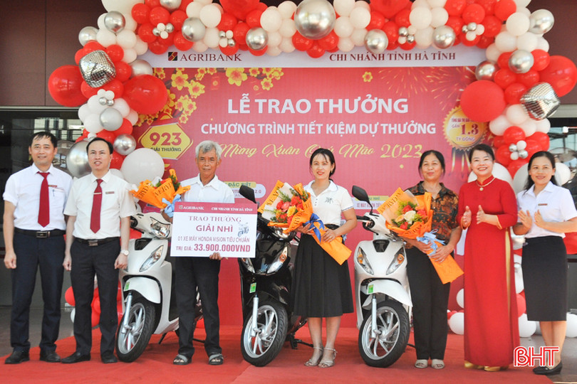 Agribank Chi nhánh tỉnh Hà Tĩnh trao ôtô 800 triệu đồng cho khách hàng trúng thưởng