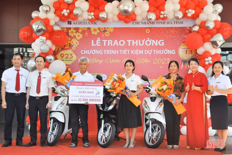 Agribank Chi nhánh tỉnh Hà Tĩnh trao ôtô 800 triệu đồng cho khách hàng trúng thưởng