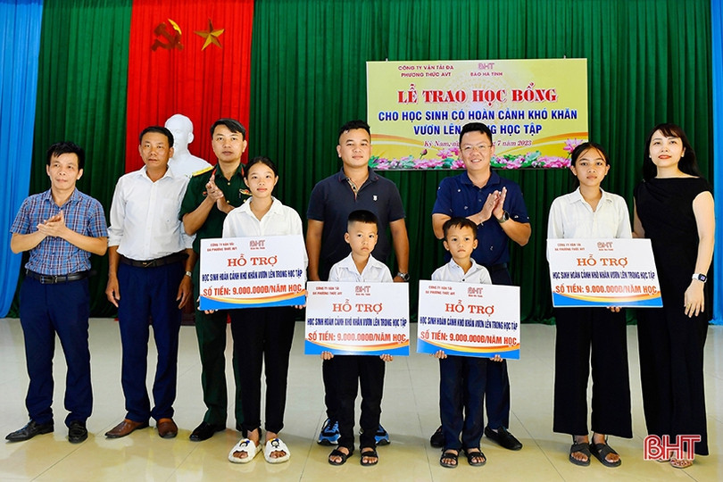 Công ty Vận tải AVT trao học bổng cho học sinh nghèo TX Kỳ Anh