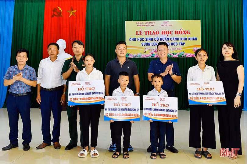 Công ty Vận tải AVT trao học bổng cho học sinh nghèo TX Kỳ Anh