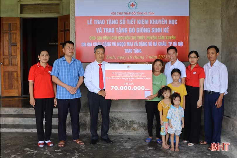 Tặng nhà và sổ tiết kiệm cho các hoàn cảnh khó khăn ở Hà Tĩnh