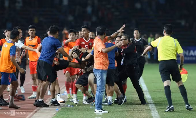 AFC phạt nặng vụ hỗn chiến ở chung kết SEA Games
