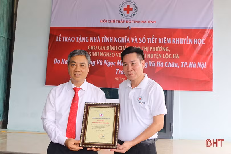 Tặng nhà và sổ tiết kiệm cho các hoàn cảnh khó khăn ở Hà Tĩnh