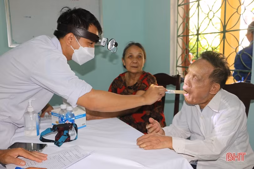 Tuổi trẻ Đoàn Khối CCQ&DN tỉnh khám, cấp phát thuốc miễn phí cho người có công