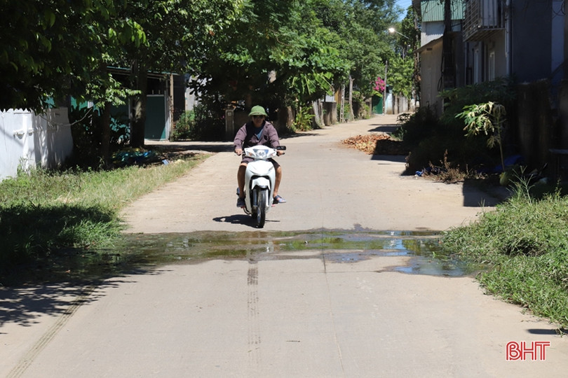 Người dân Hương Khê khốn khổ vì mương thoát thải bị tắc