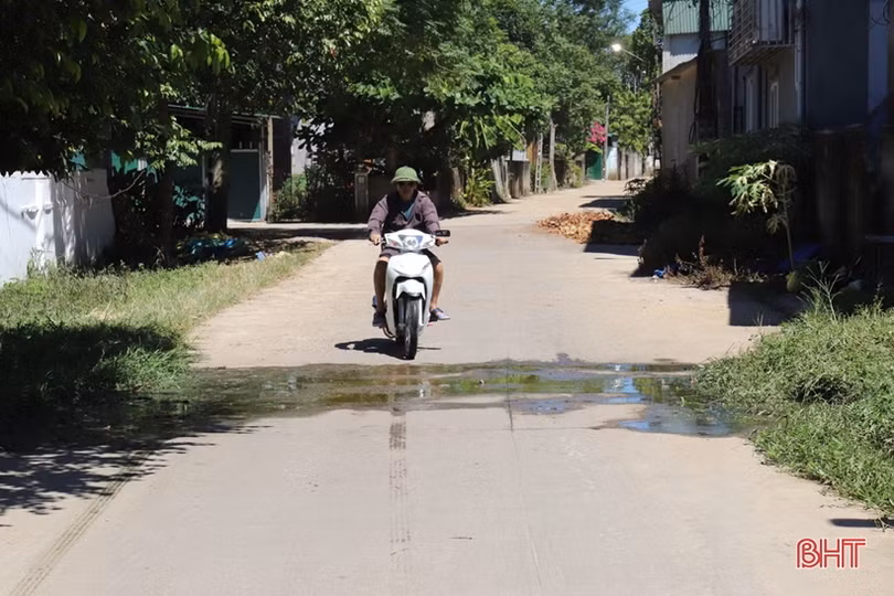 Người dân Hương Khê khốn khổ vì mương thoát thải bị tắc