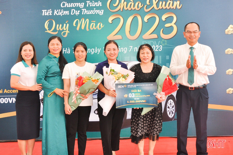 BIDV Hà Tĩnh trao ôtô Hyundai Accent cho khách hàng trúng thưởng