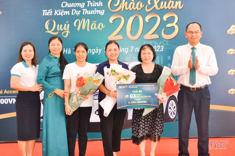 BIDV Hà Tĩnh trao ôtô Hyundai Accent cho khách hàng trúng thưởng