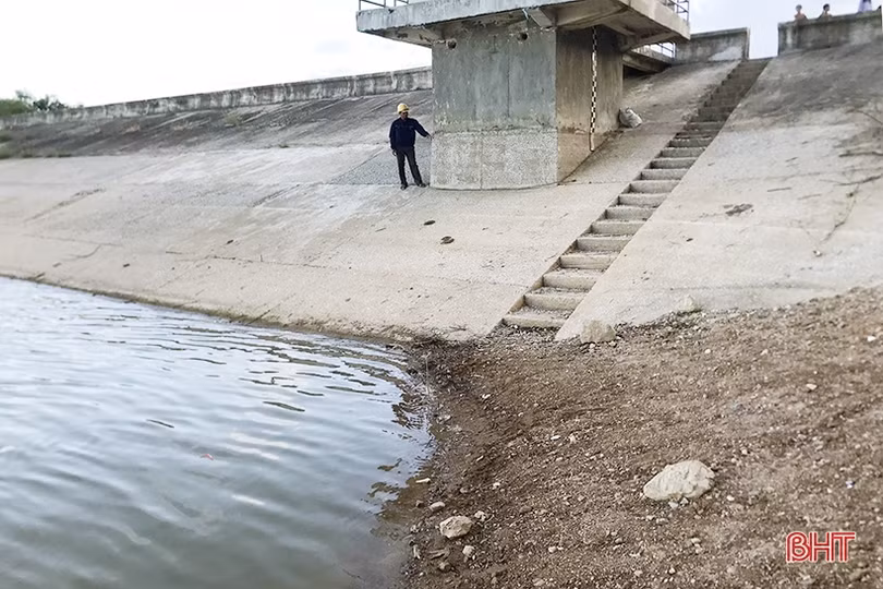 Nắng nóng kéo dài, mực nước nhiều hồ đập ở Hà Tĩnh... chạm đáy!