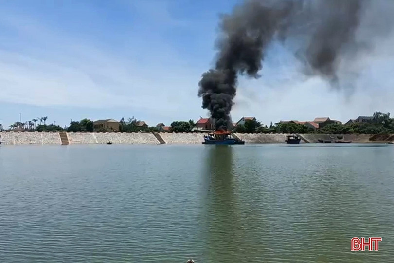 Kịp thời khống chế đám cháy, cứu tàu cá của ngư dân Nghi Xuân