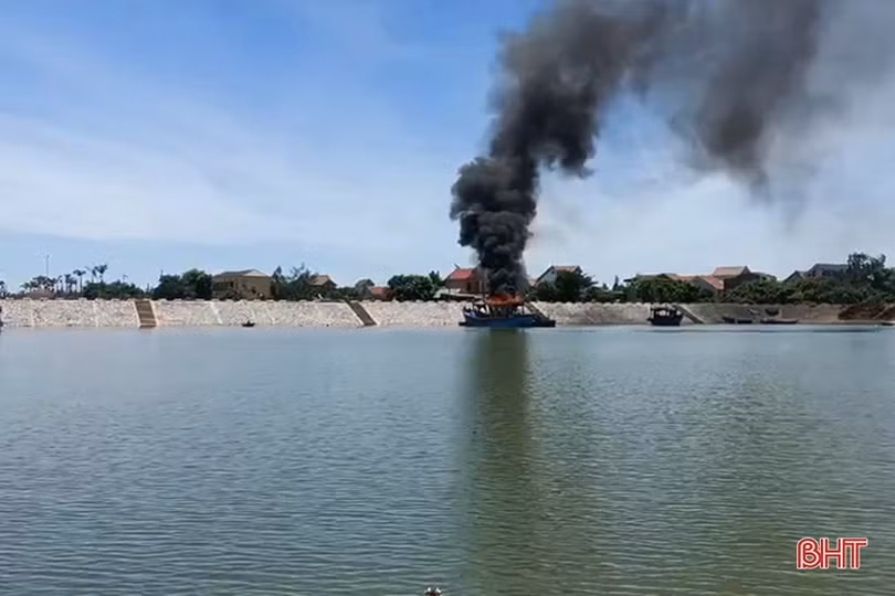 Kịp thời khống chế đám cháy, cứu tàu cá của ngư dân Nghi Xuân