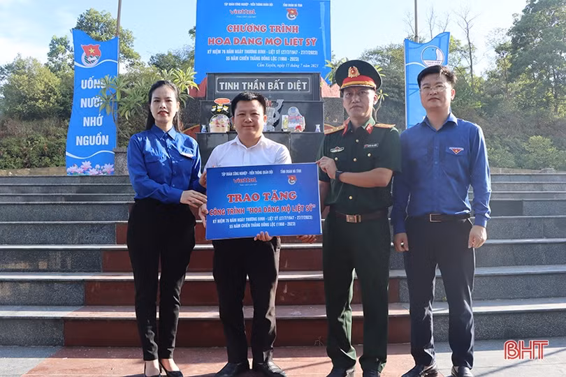 Tuổi trẻ Hà Tĩnh dâng hàng nghìn đóa hoa lên mộ liệt sỹ