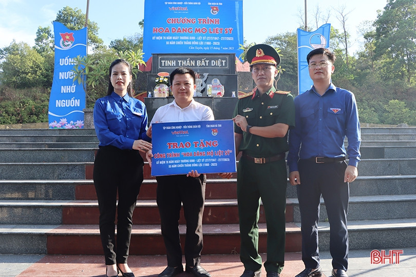 Tuổi trẻ Hà Tĩnh dâng hàng nghìn đóa hoa lên mộ liệt sỹ