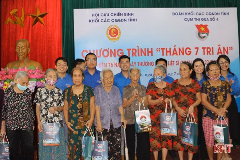 Tuổi trẻ Đoàn Khối CCQ&DN tỉnh khám, cấp phát thuốc miễn phí cho người có công