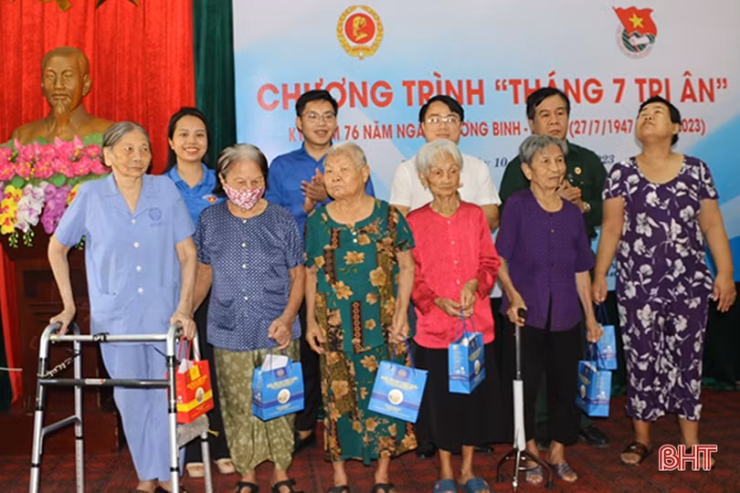 Tuổi trẻ Đoàn Khối CCQ&DN tỉnh khám, cấp phát thuốc miễn phí cho người có công