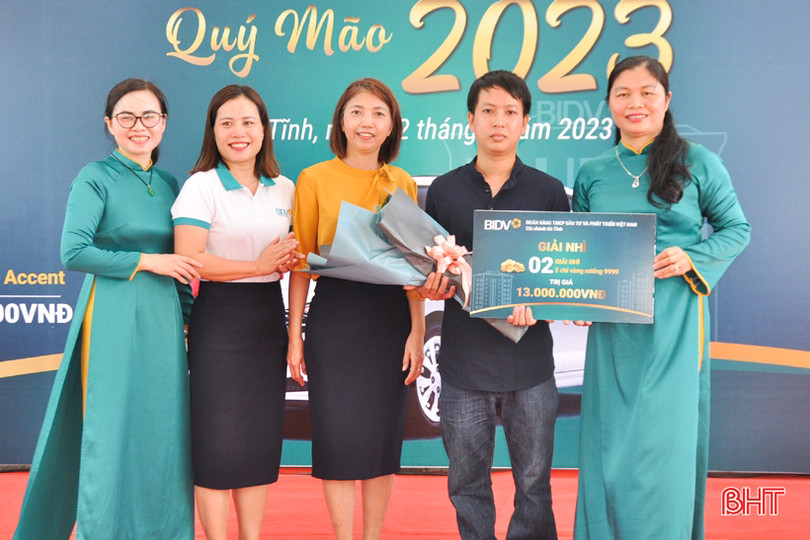 BIDV Hà Tĩnh trao ôtô Hyundai Accent cho khách hàng trúng thưởng
